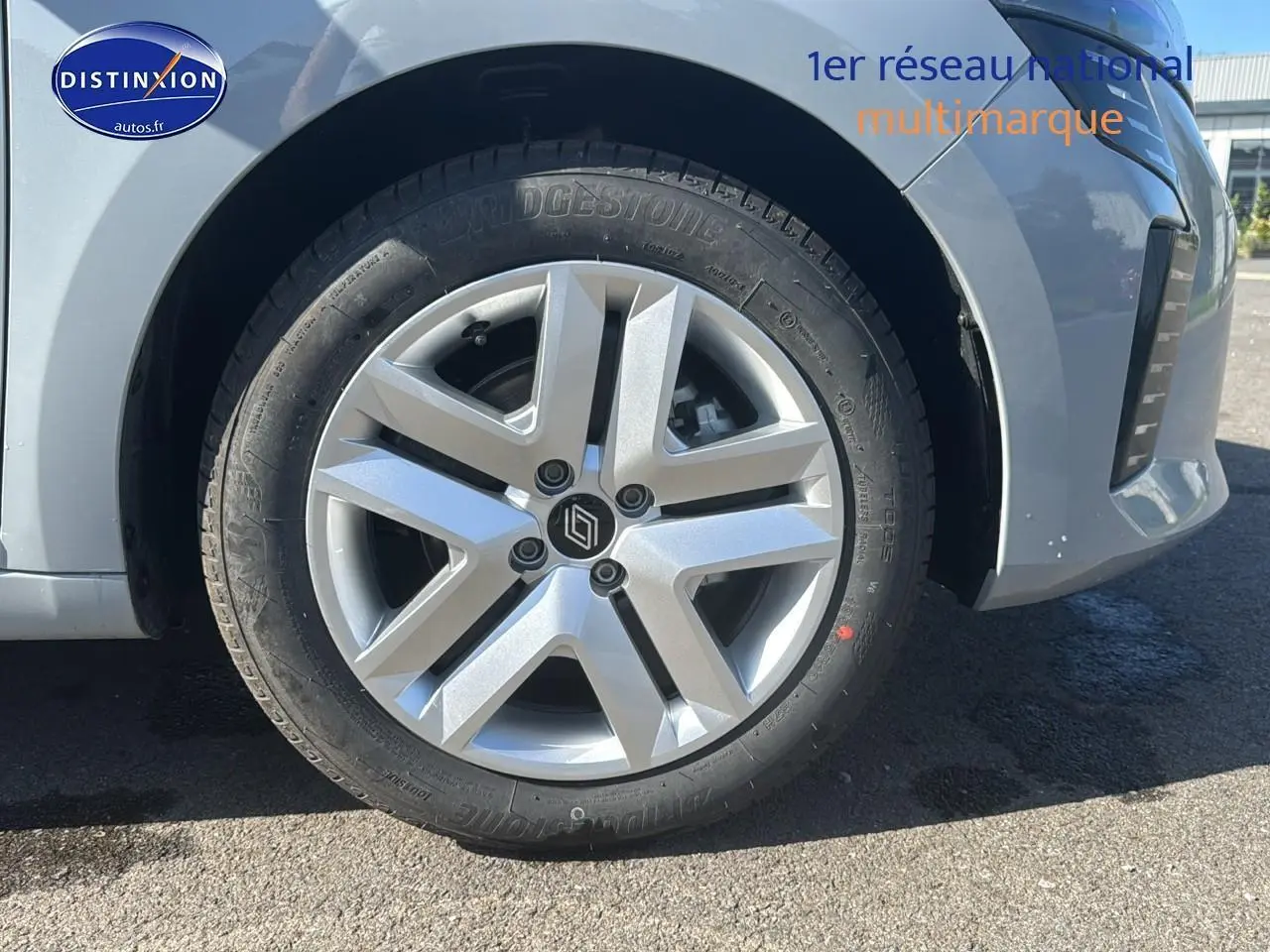 Gros plan sur la roue avant gauche de la Renault Clio V gris rafale, avec jante acier 16 pouces et logo Renault central.