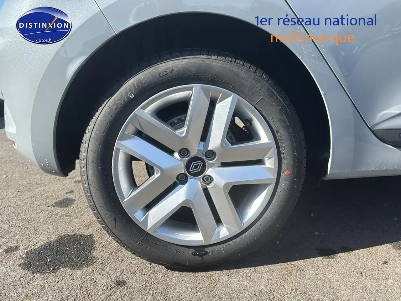 Gros plan sur la roue avant droite gris rafale de la Renault Clio V 1.5 dCi 100 Evolution avec jante alliage moderne.