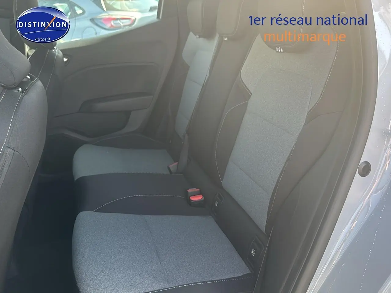 Vue latérale de la banquette arrière gris clair et noir de la Renault Clio V 1.5 dCi 2025 couleur Gris Rafale.