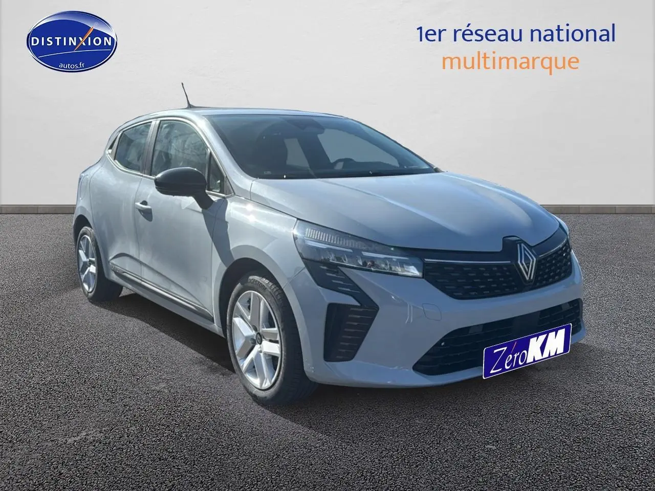 Renault Clio V gris rafale vue 3/4 avant avec jantes alliage et coques de rétroviseurs noires.