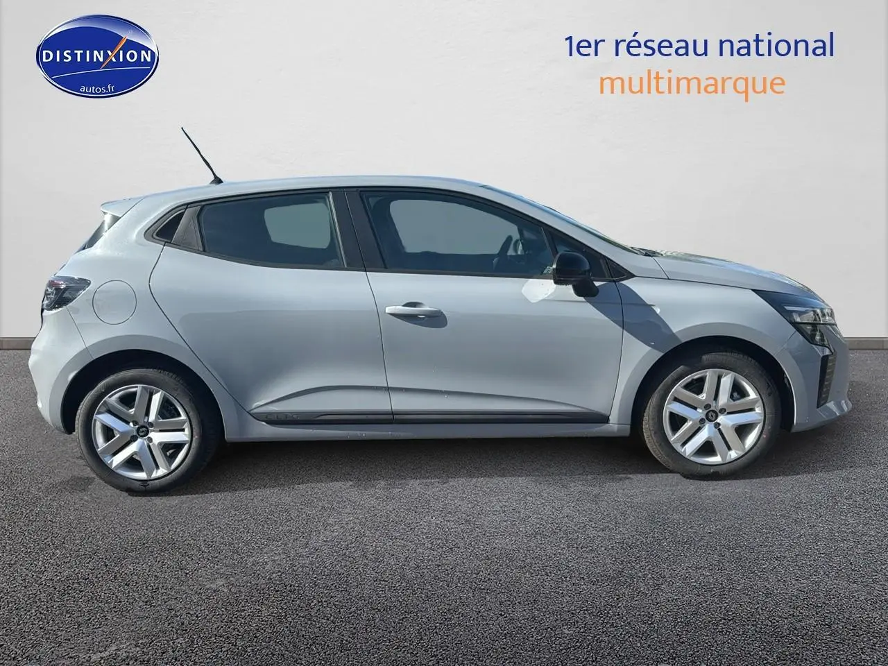 Profil droit de la Renault Clio V gris rafale 2025 avec jantes alliage et coques de rétroviseurs noires visibles.