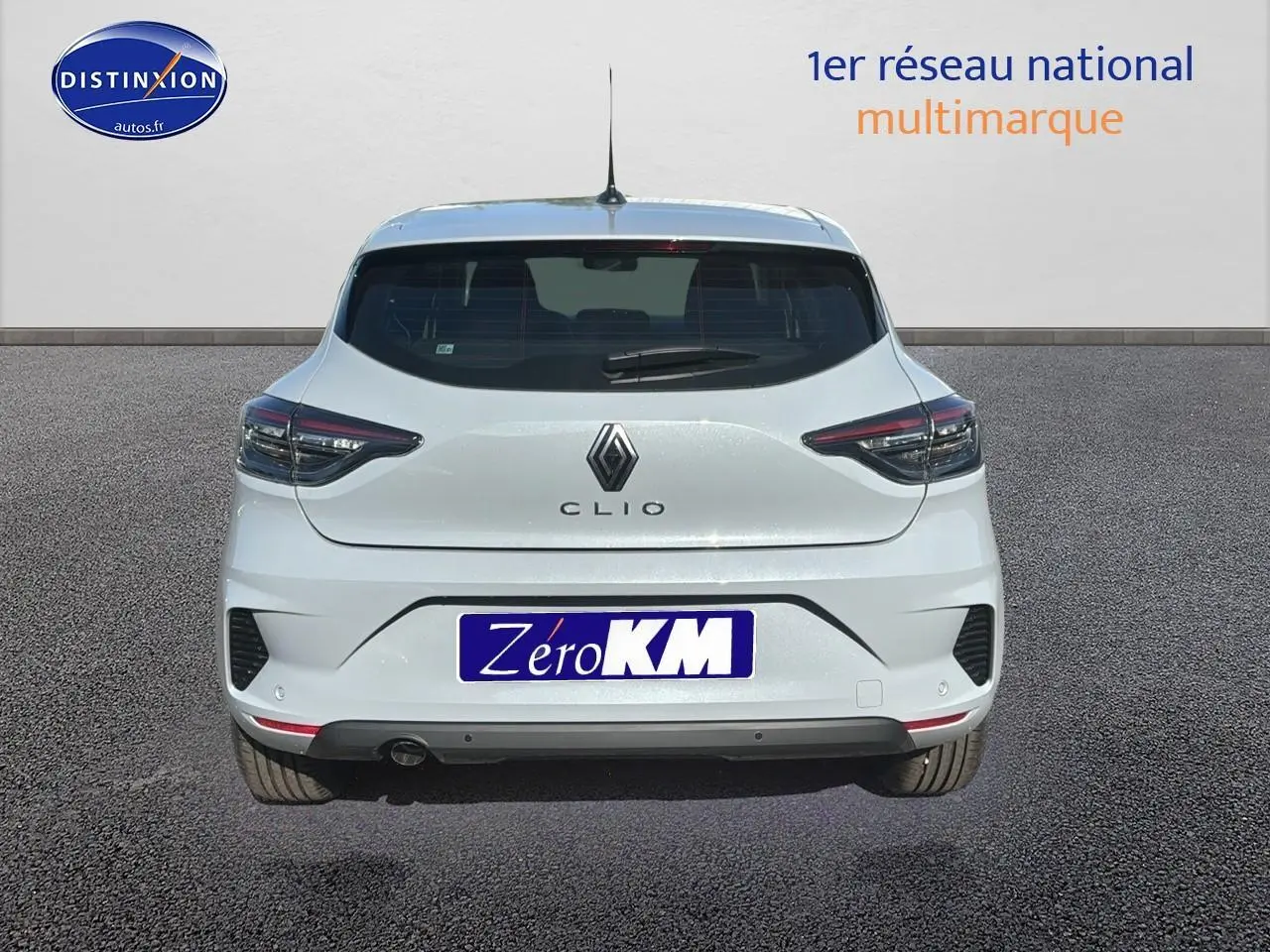 Vue arrière d'une Renault Clio V gris rafale avec feux LED et plaque d'immatriculation Zéro KM visible.