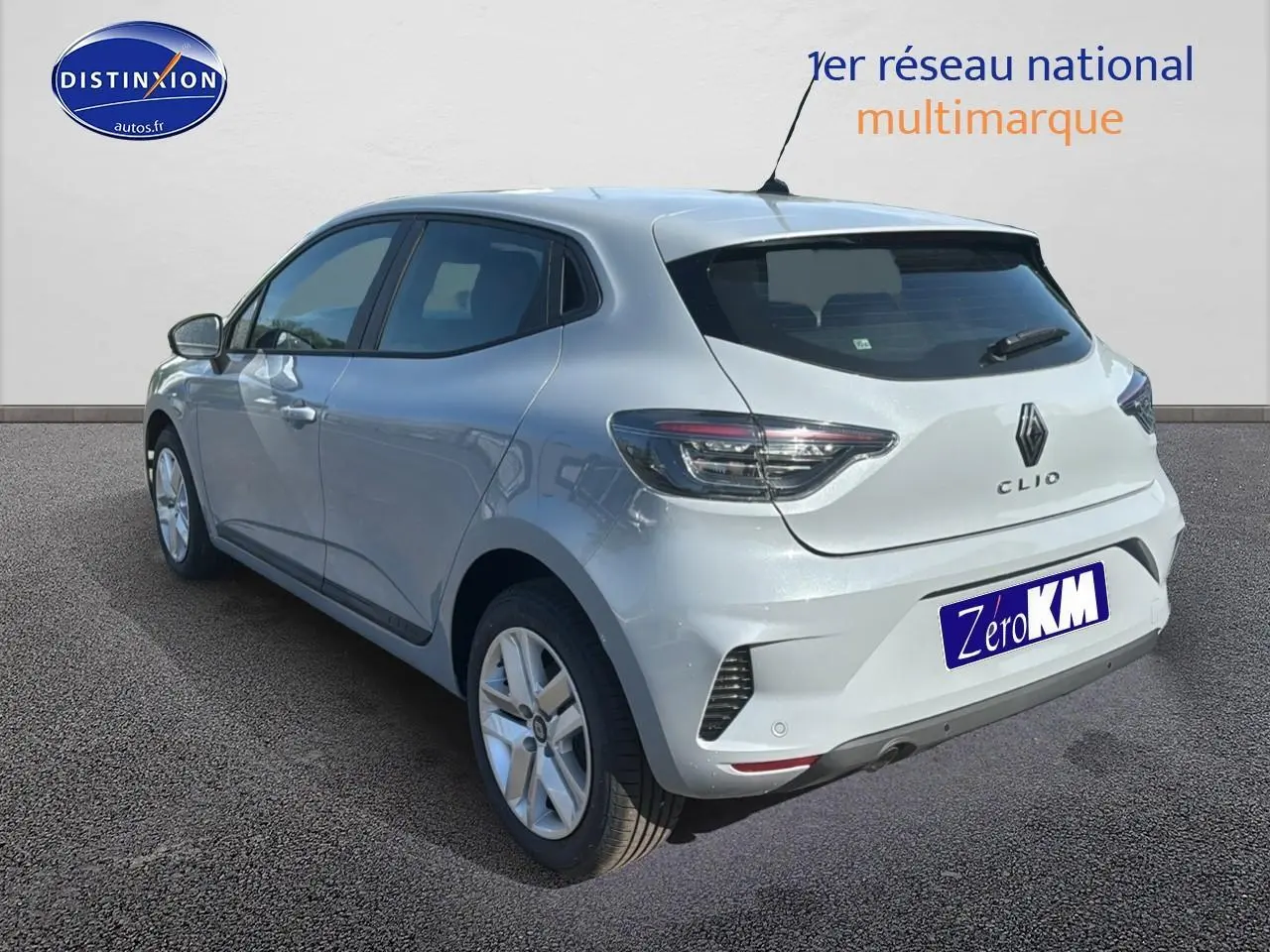 Renault Clio V gris rafale vue 3/4 arrière droit, mettant en valeur ses feux LED et jantes alliage.