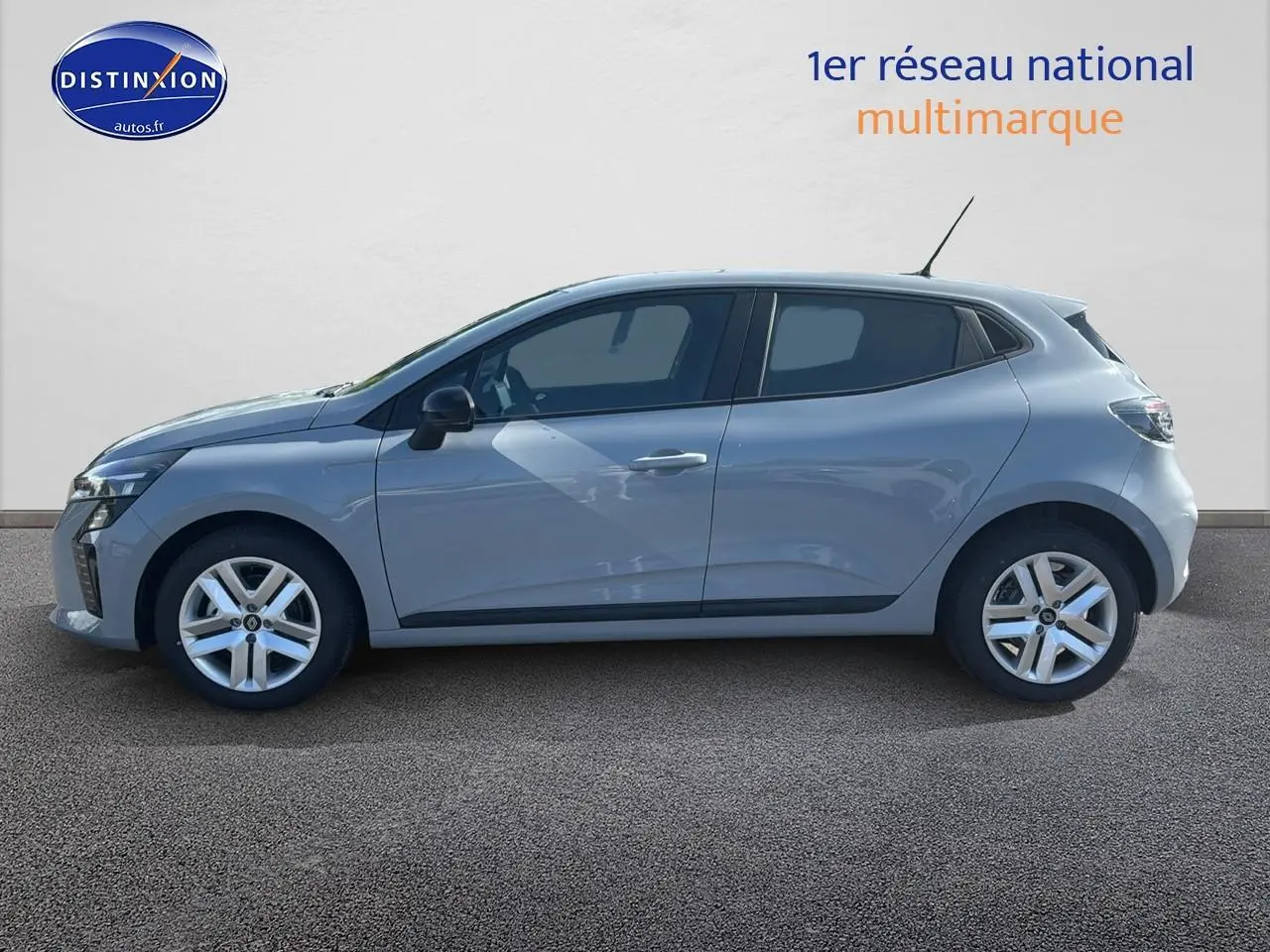 Profil droit d'une Renault Clio V gris rafale avec coques de rétroviseurs noires et jantes alliage 16 pouces.