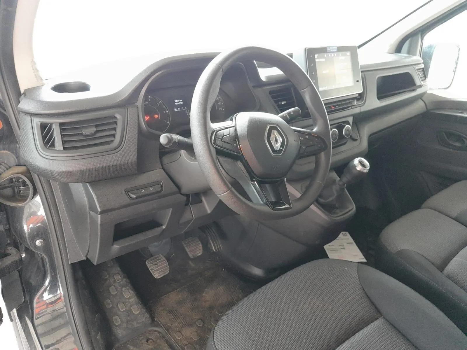 Vue intérieure côté conducteur du Renault Trafic Combi gris foncé, avec volant multifonction et écran tactile Easy Link.