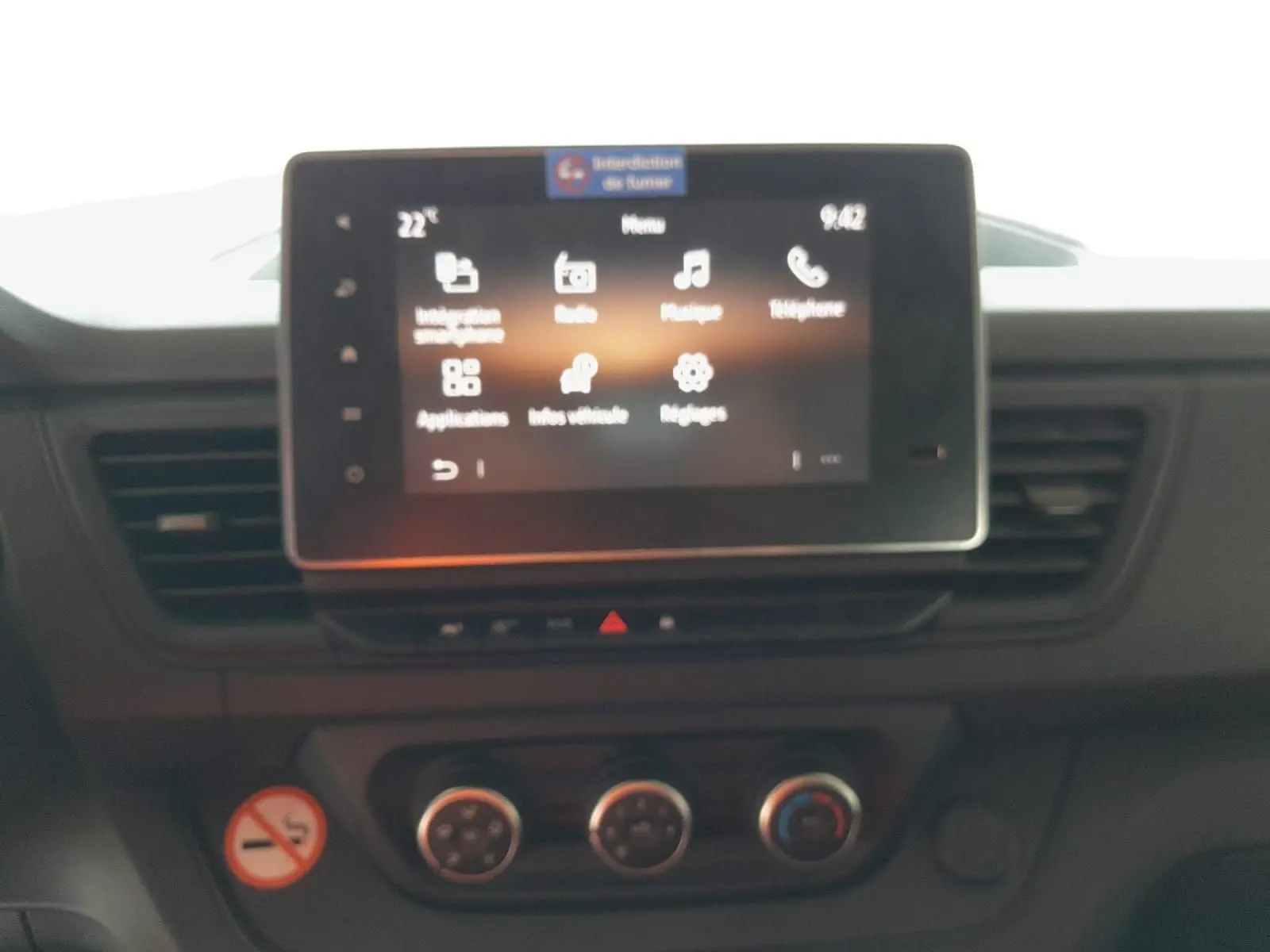 Écran tactile Easy Link 8'' et commandes de climatisation sur le tableau de bord du Renault Trafic Combi gris foncé.