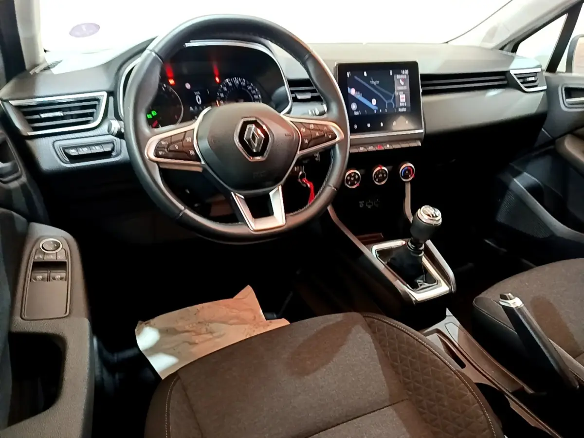 Intérieur de la Renault Clio Business TCe 100 2019, vue du poste de conduite avec volant cuir et écran tactile central.