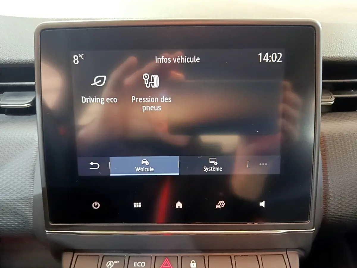 Écran tactile central de la Renault Clio Business TCe 100 2019 affichant les infos véhicule à 14h02.