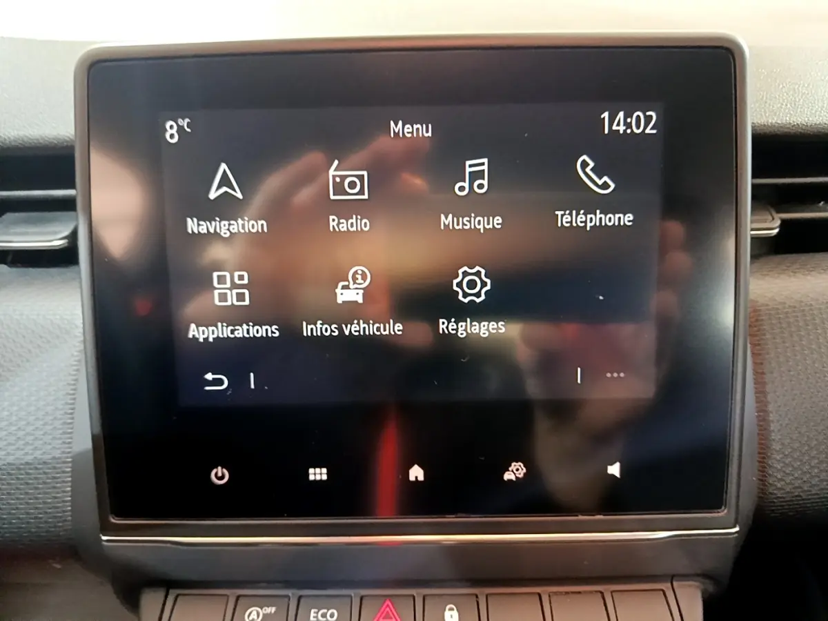 Écran tactile central de la Renault Clio Business TCe 100 2019 affichant le menu principal avec navigation et radio.