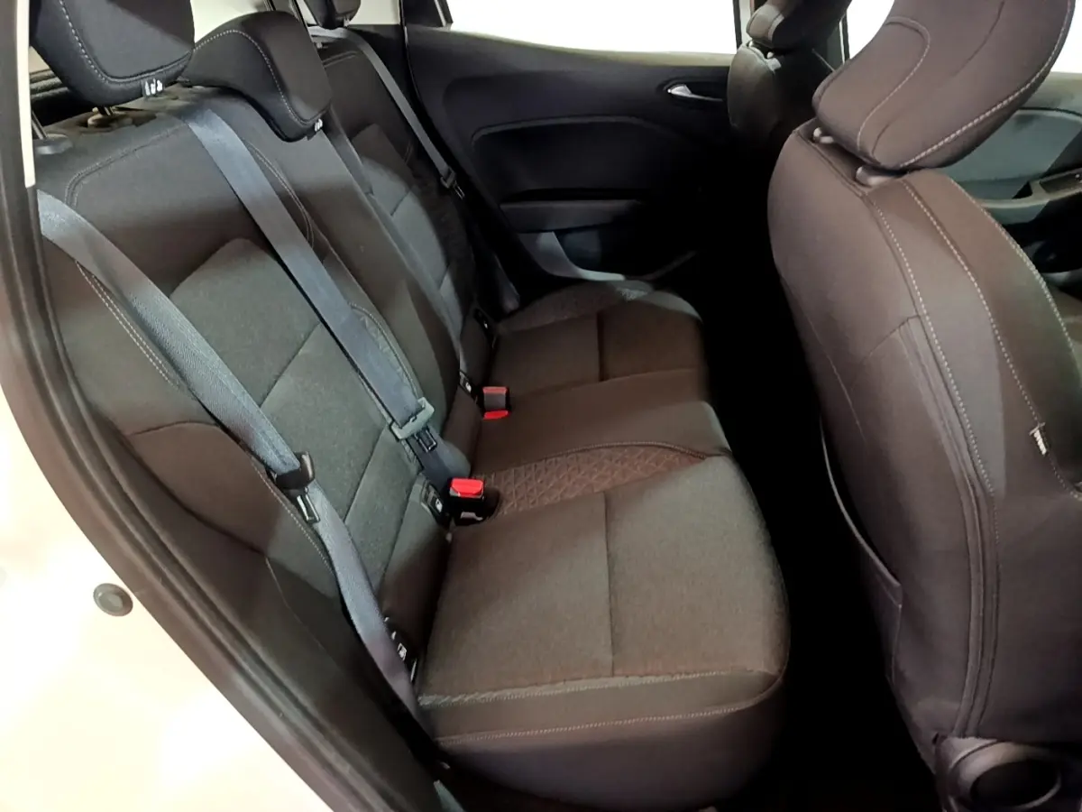 Vue côté gauche sur les sièges arrière noirs de la Renault Clio Business TCe 100 blanche de 2019.