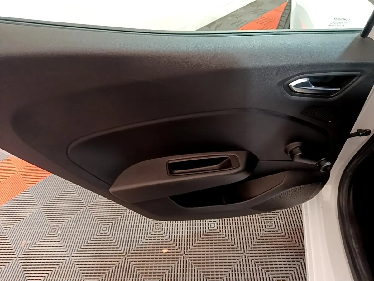 Vue rapprochée de la porte avant droite noire de la Renault Clio Business TCe 100 blanche de 2019.