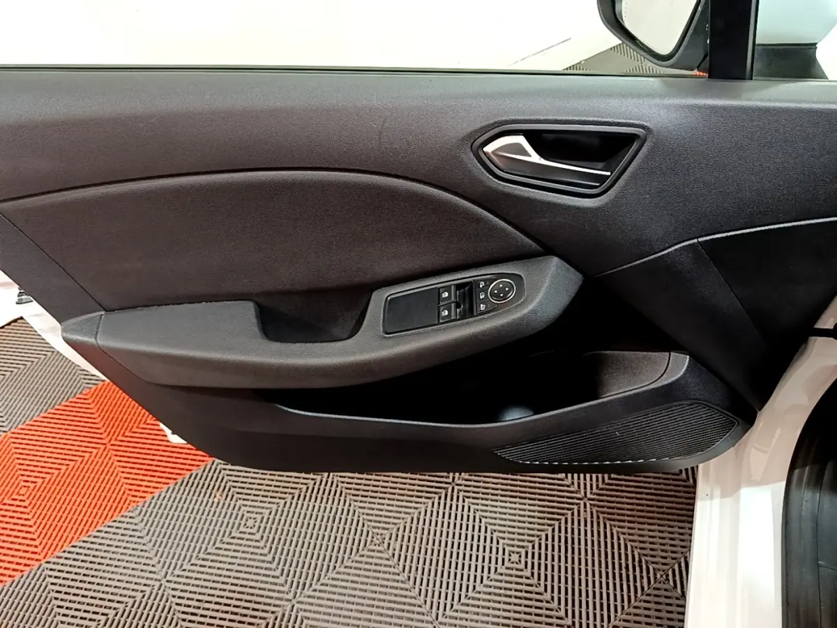 Porte côté conducteur de Renault Clio Business TCe 100 blanche, avec commandes électriques et haut-parleur intégré.