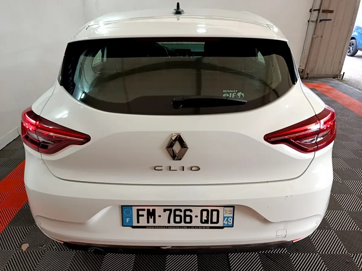Vue arrière d'une Renault Clio blanche 2019 avec feux arrière LED et plaque d'immatriculation française visible.