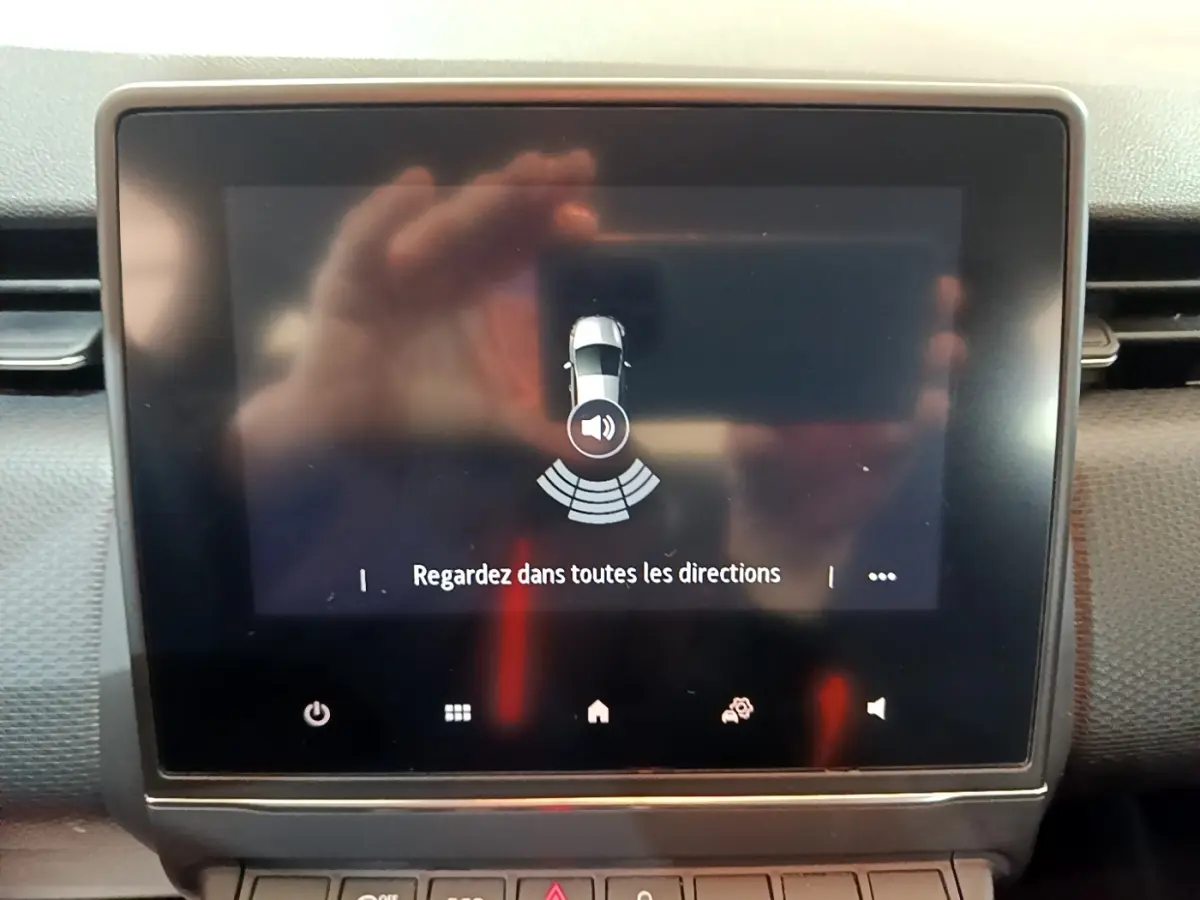Écran tactile central de la Renault Clio Business TCe 100 2019 affichant l'aide au stationnement sonore.