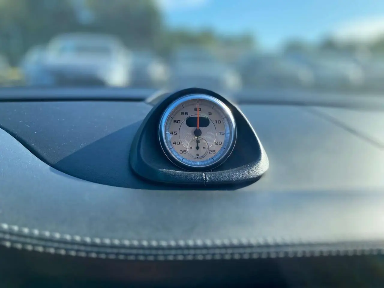 Gros plan sur le chronomètre analogique et numérique du tableau de bord en cuir noir d'une Porsche 911 997 Carrera 4S 2007.