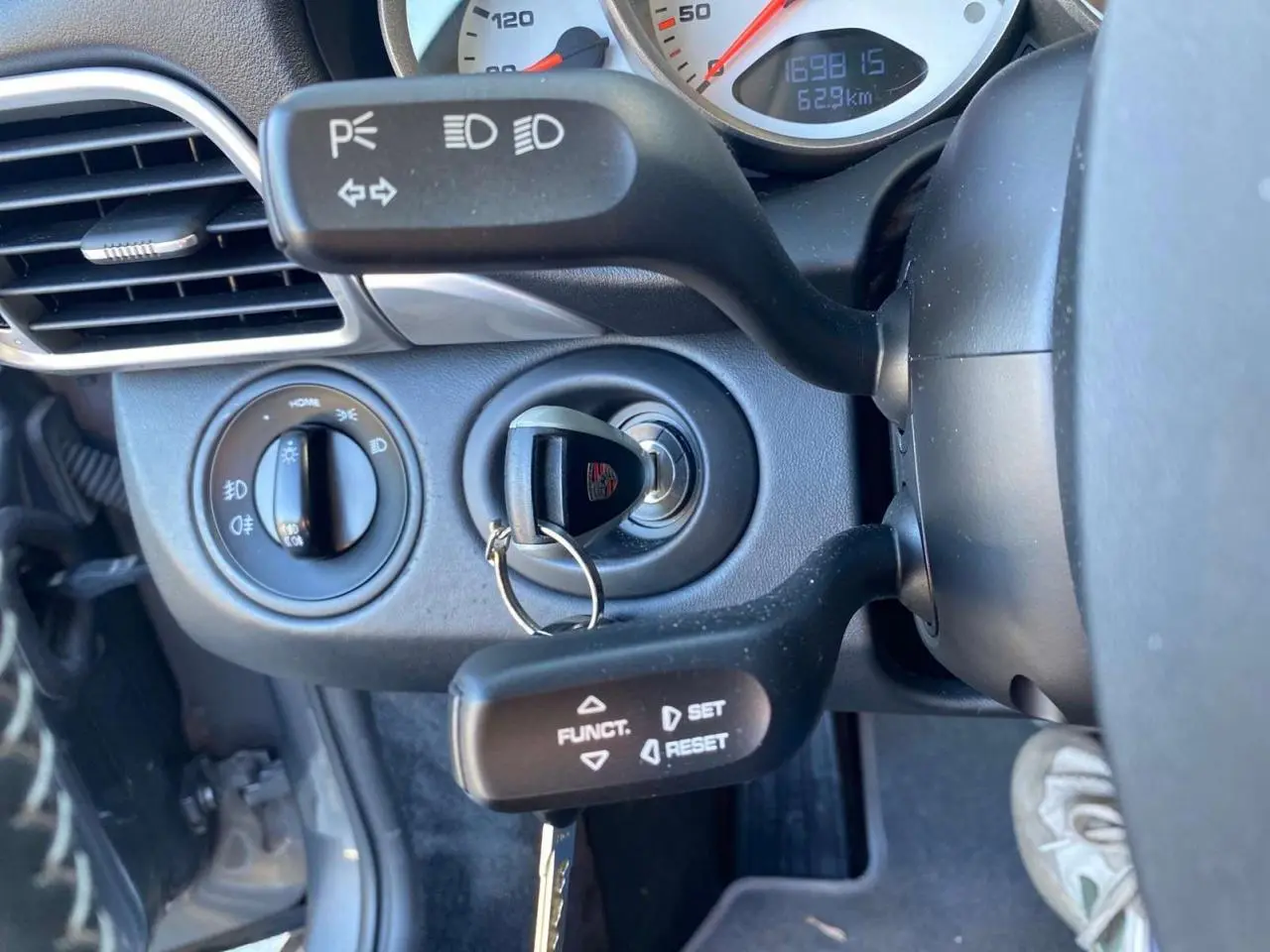 Gros plan sur le tableau de bord de la Porsche 911 997 Carrera 4S 2007, montrant le contacteur et les commandes d'éclairage.