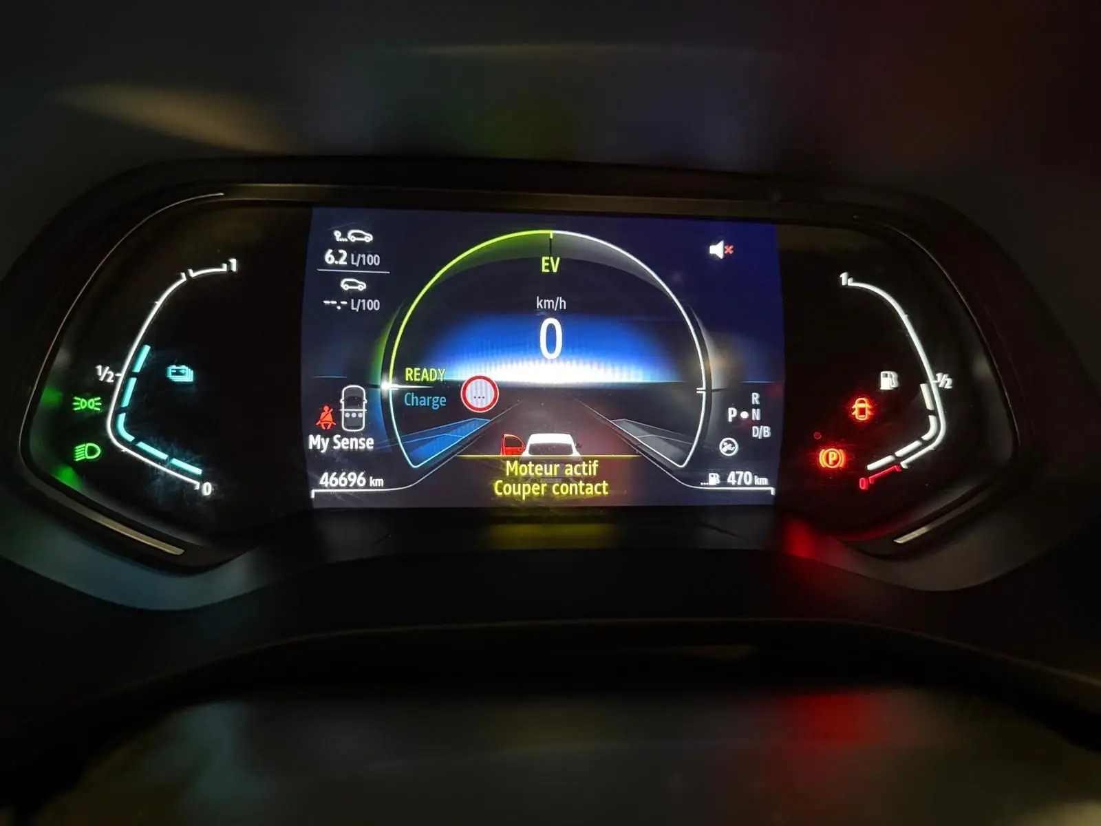 Tableau de bord numérique du Renault Arkana 1.6 E-Tech hybride, affichage de vitesse et alertes moteur allumées.