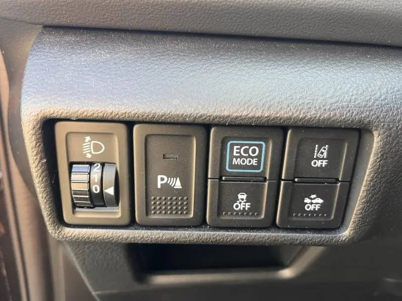 Gros plan sur les boutons de commande noirs du tableau de bord du Suzuki S-Cross Cosmic Black Pearl.