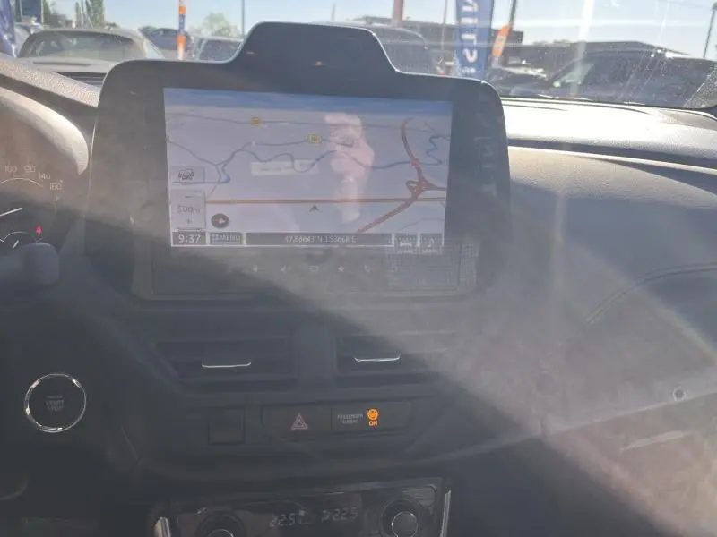 Écran tactile GPS au centre du tableau de bord du Suzuki S-Cross Cosmic Black Pearl, vue intérieure avant.