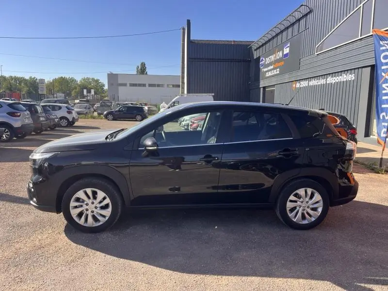 Suzuki S-Cross 2024 noir Cosmic Black Pearl, vue profil côté gauche, jantes alliage et vitres teintées visibles.