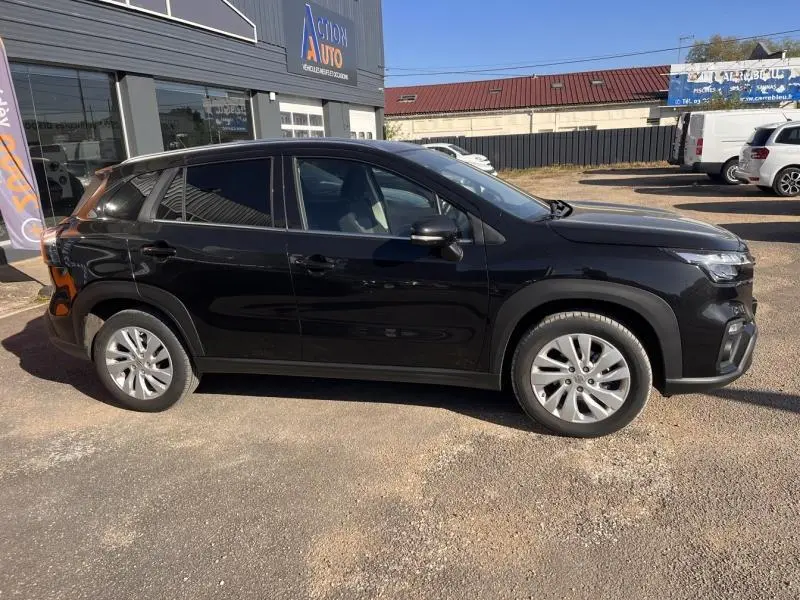Vue de profil côté gauche du Suzuki S-Cross 1.5 Hybrid 2024 en Cosmic Black Pearl métallisé, avec jantes alliage et vitres teintées.