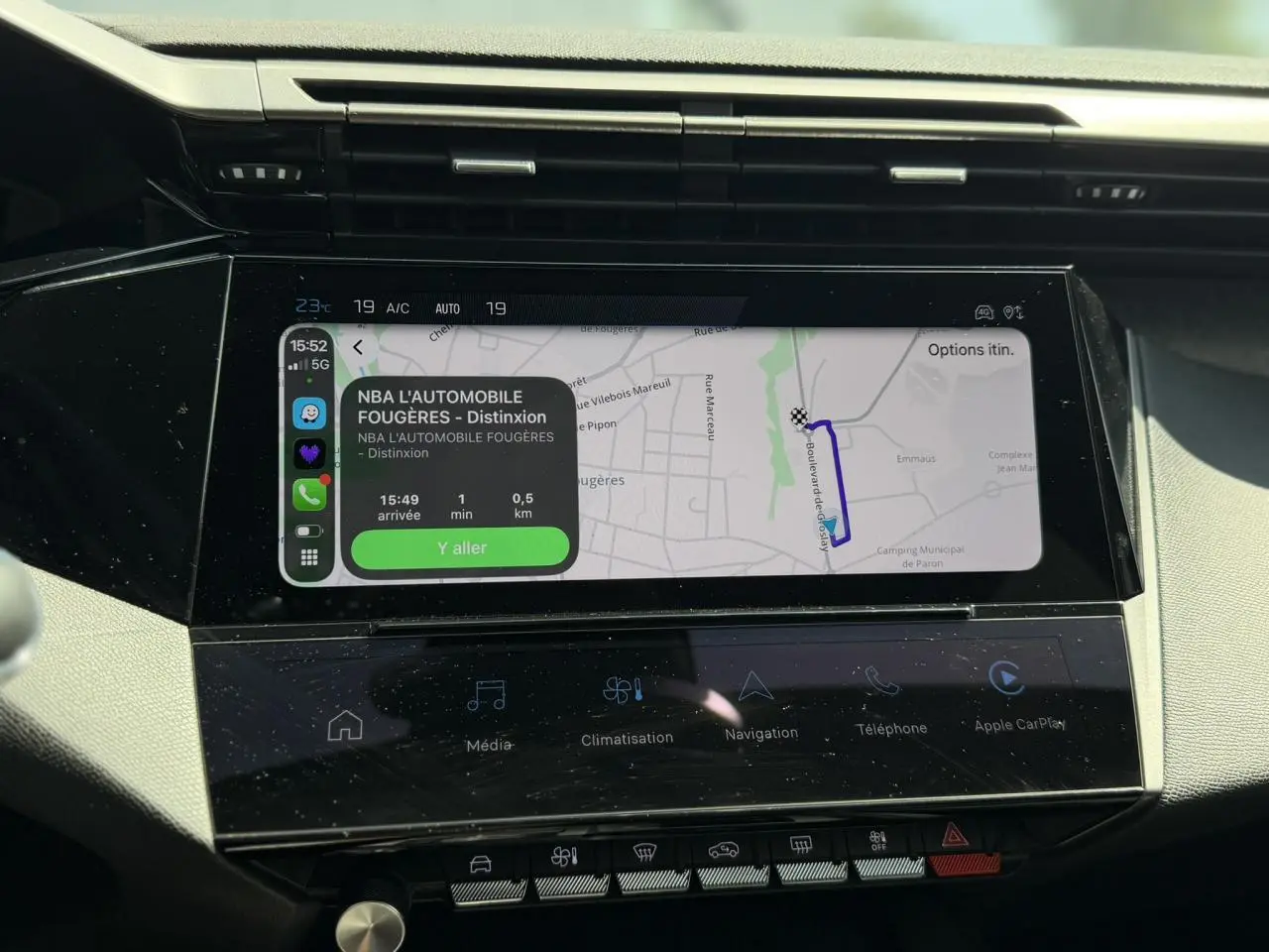 Vue rapprochée de l’écran tactile central 10’’ du Peugeot 308 Hybrid gris Artense avec navigation connectée affichée.