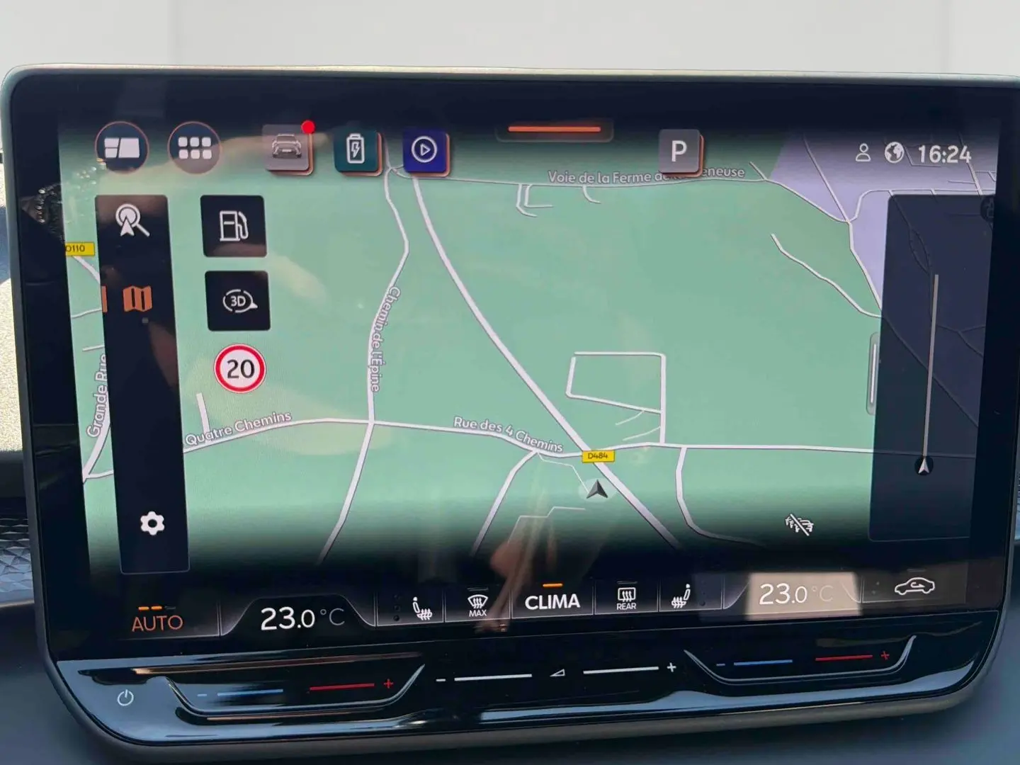 Écran tactile HD 12,9 pouces du système de navigation du CUPRA TERRAMAR 1.5 eHybrid en intérieur.