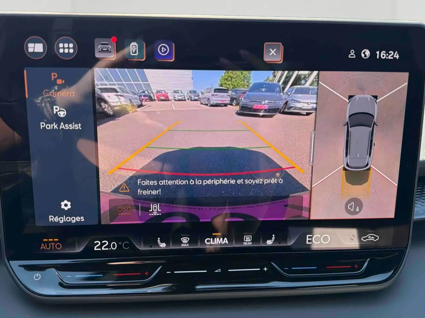 Écran tactile HD 12,9 affichant la caméra de recul et l'aide au stationnement du CUPRA Terramar gris 2025.