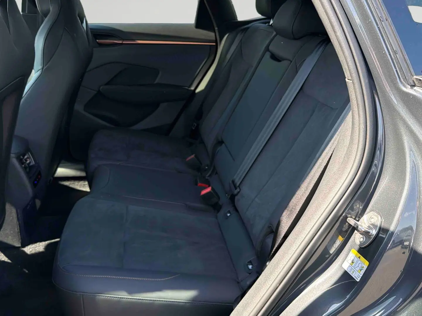 Vue intérieure côté arrière droit du CUPRA TERRAMAR gris, montrant les sièges arrière en cuir et alcantara.