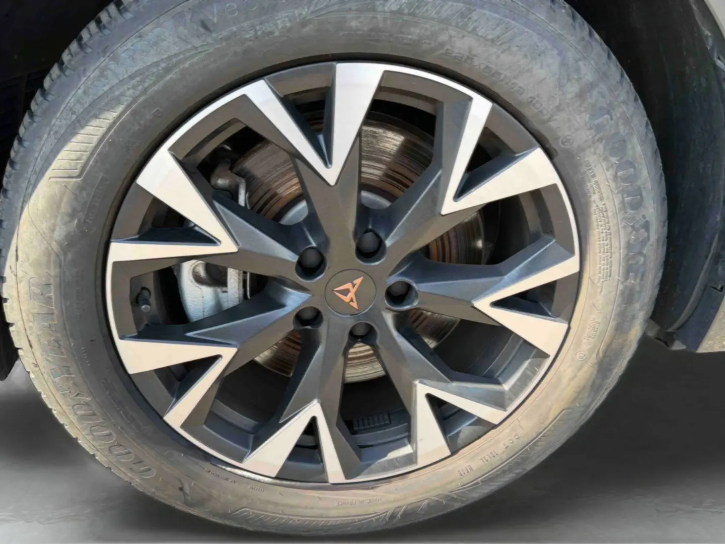 Gros plan sur la jante 18 pouces anthracite et argentée du CUPRA TERRAMAR gris, avec logo CUPRA central visible.