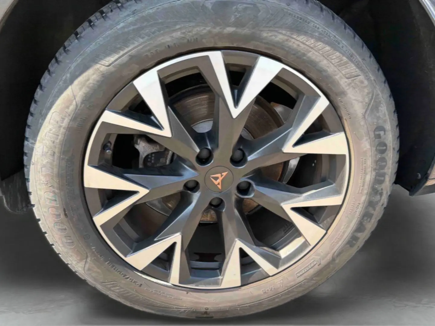 Gros plan sur la jante 18 pouces anthracite et argentée du CUPRA TERRAMAR 1.5 eHybrid gris, avec logo central distinctif.