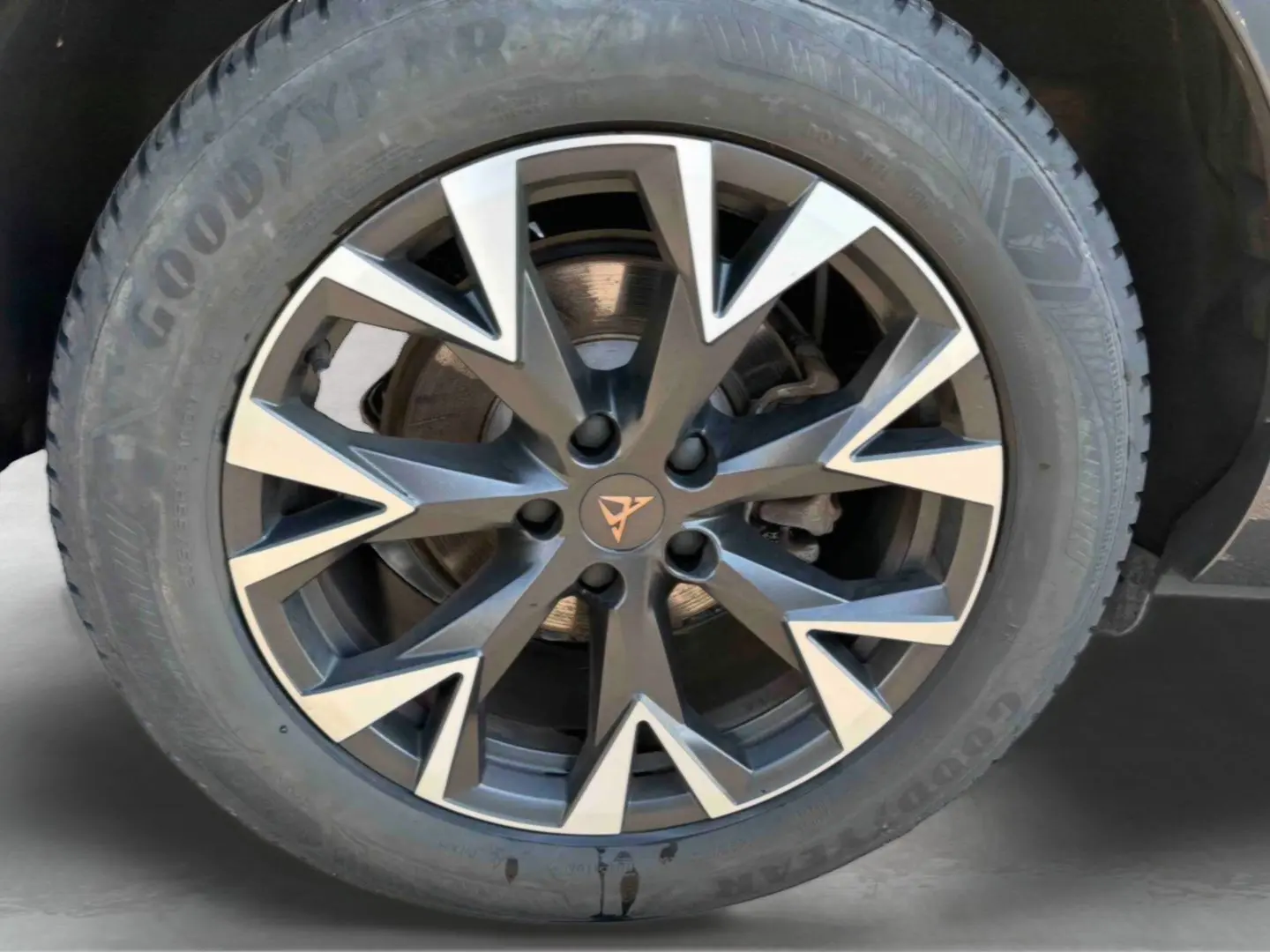 Gros plan sur la jante 18'' anthracite et argentée de la CUPRA TERRAMAR 1.5 eHybrid 2025, avec logo central distinctif.