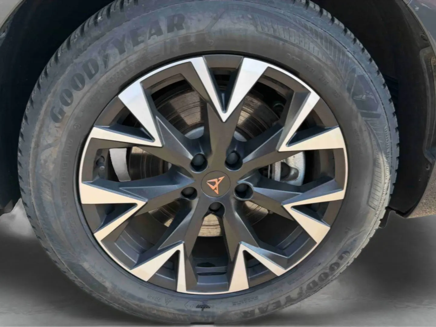 Gros plan sur la jante 18'' anthracite et argentée du CUPRA TERRAMAR 1.5 eHybrid, avec logo central distinctif.
