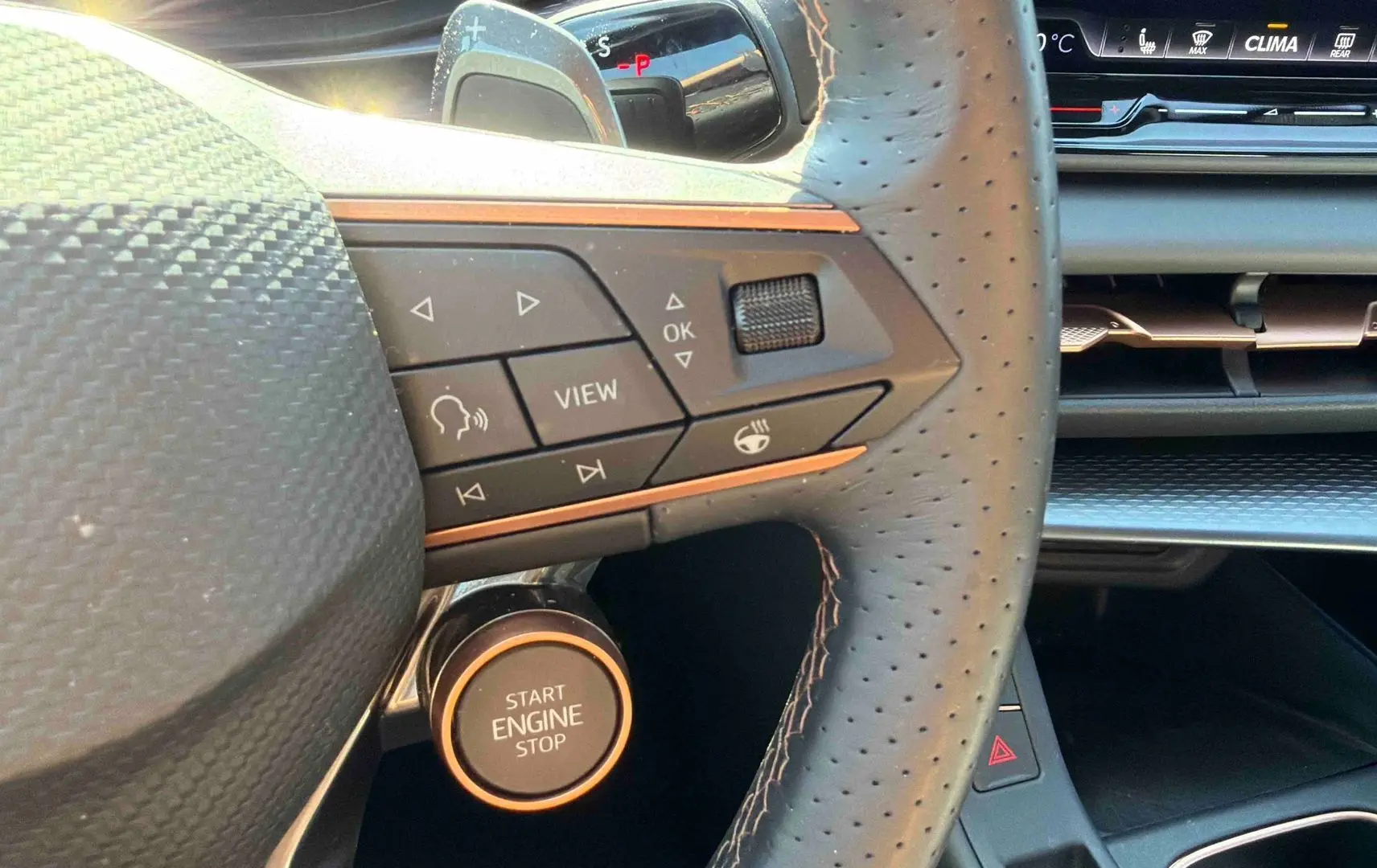 Gros plan sur le volant cuir perforé et la commande Start Engine Stop du tableau de bord du CUPRA Terramar 2025.