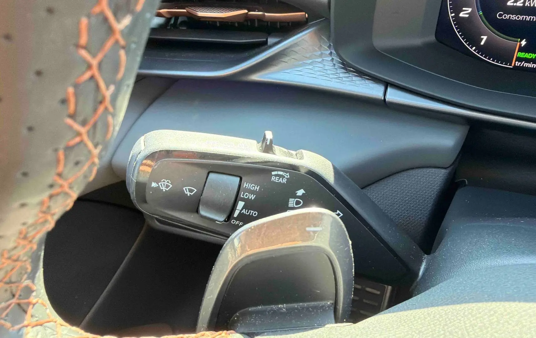 Gros plan sur la manette de commande des essuie-glaces à gauche du volant cuir perforé du CUPRA TERRAMAR gris 2025.
