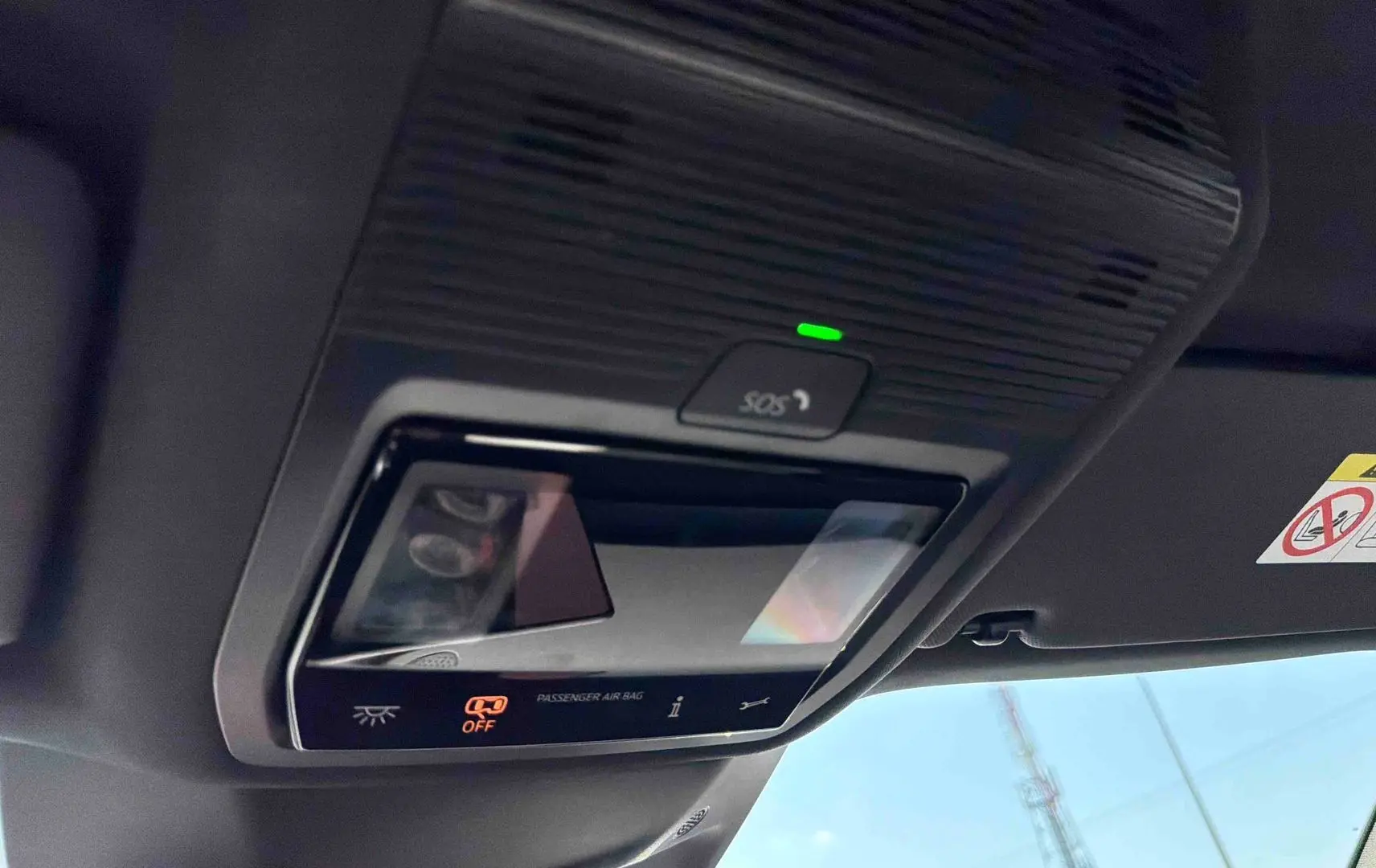 Vue intérieure du plafonnier avec bouton SOS et indicateur d'airbag passager désactivé sur CUPRA Terramar gris.