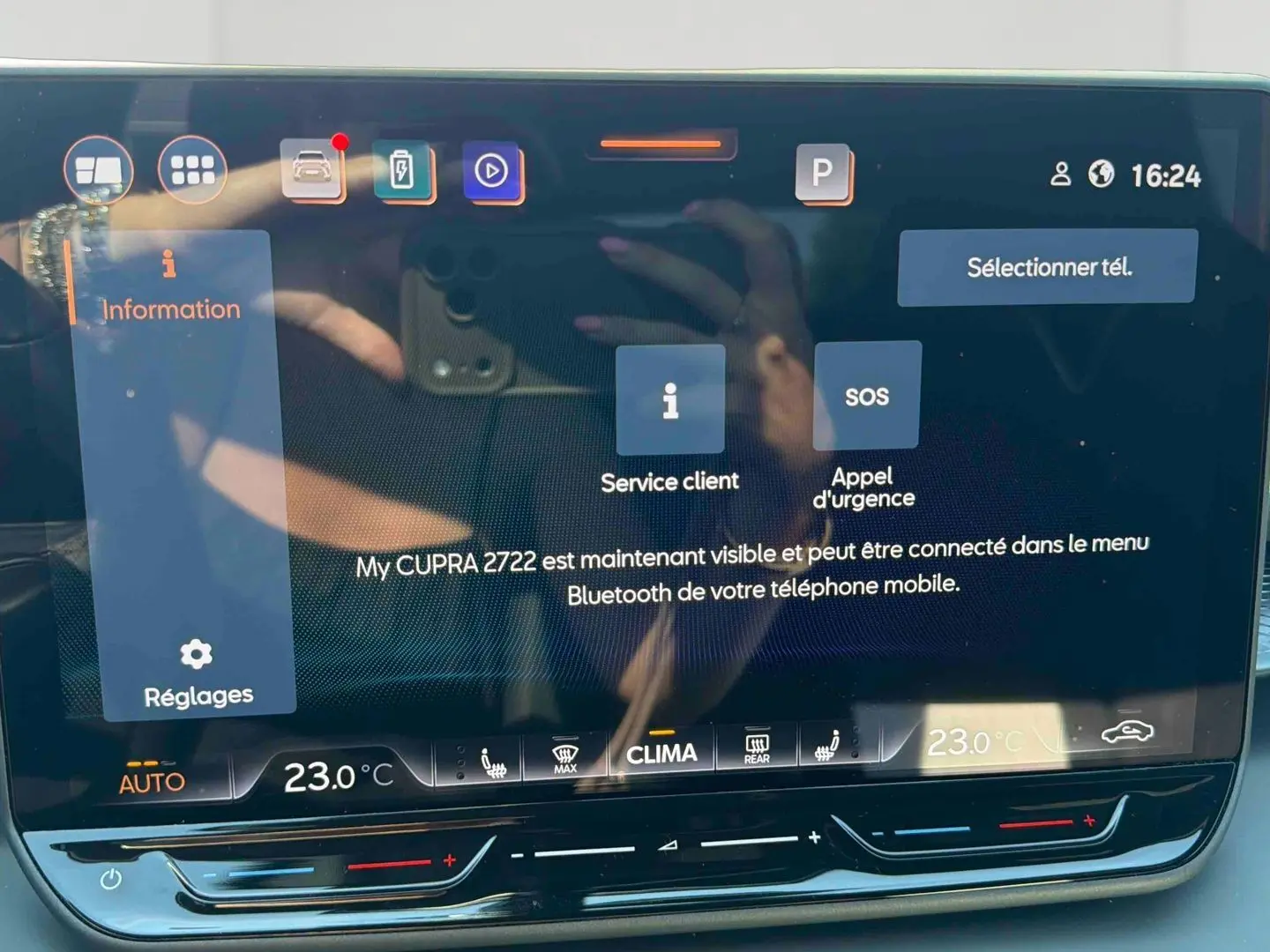 Écran tactile HD 12,9 pouces du système d'info-divertissement dans l'habitacle du CUPRA Terramar 2025.