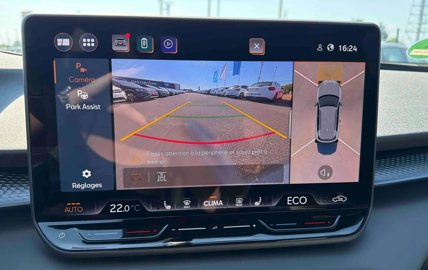 Écran tactile intérieur montrant la caméra de recul et l’aide au stationnement du CUPRA Terramar gris, vue de face.