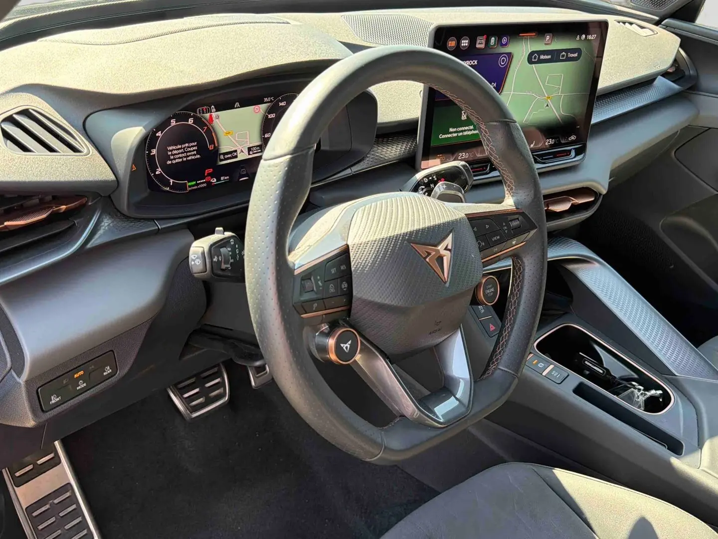 Vue intérieure centrée sur le volant cuir noir et le tableau de bord numérique du CUPRA TERRAMAR 2025.