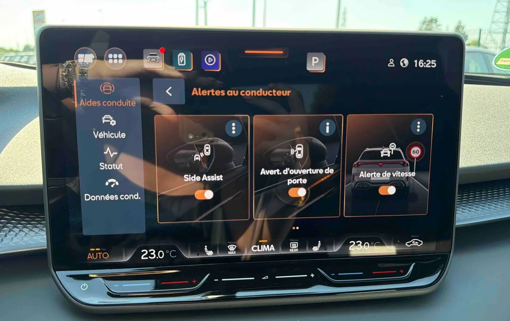 Écran tactile central du tableau de bord du CUPRA TERRAMAR 2025 affichant les alertes au conducteur.