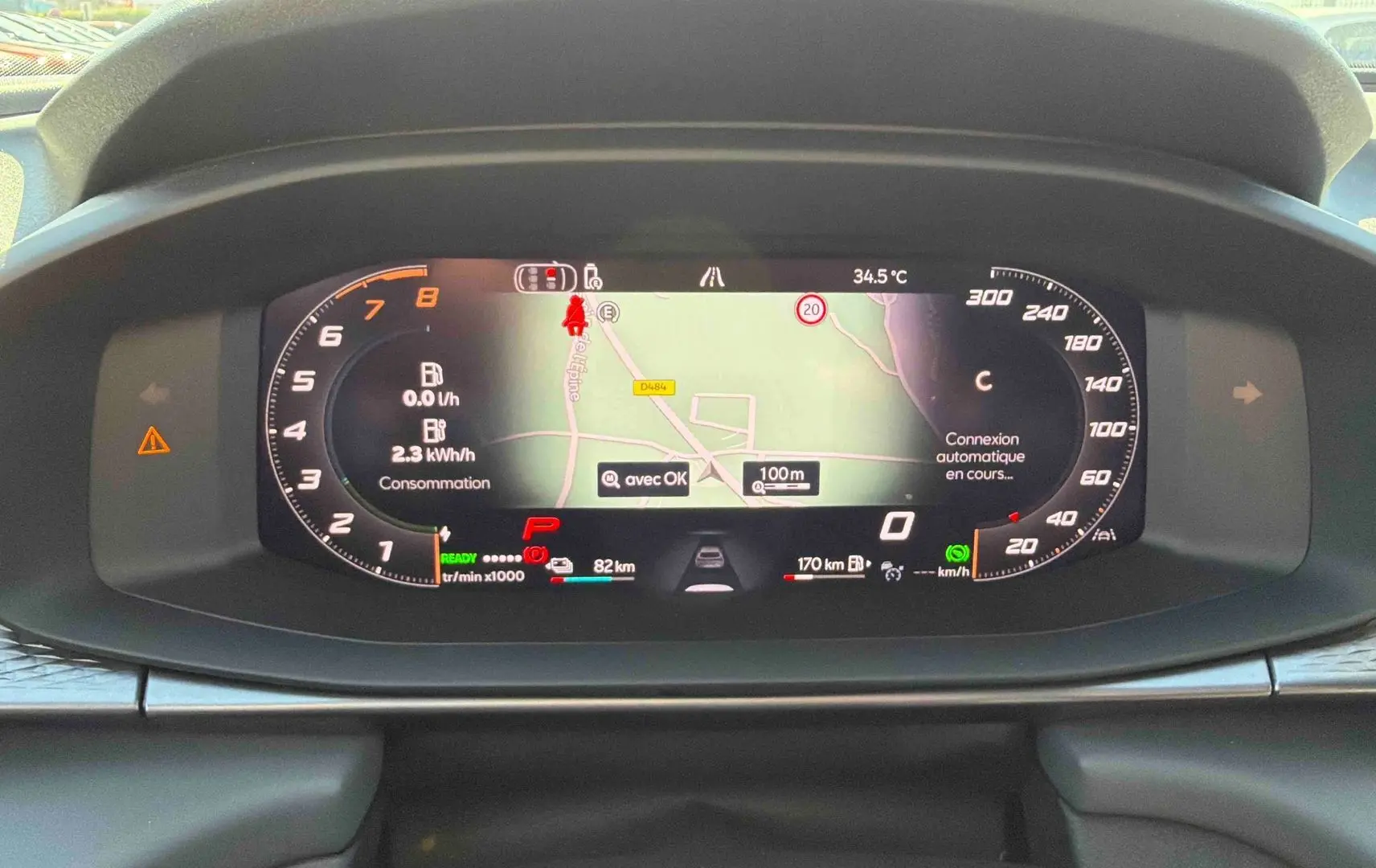 Vue rapprochée du tableau de bord numérique de la CUPRA TERRAMAR 2025 affichant la navigation et les données de conduite.