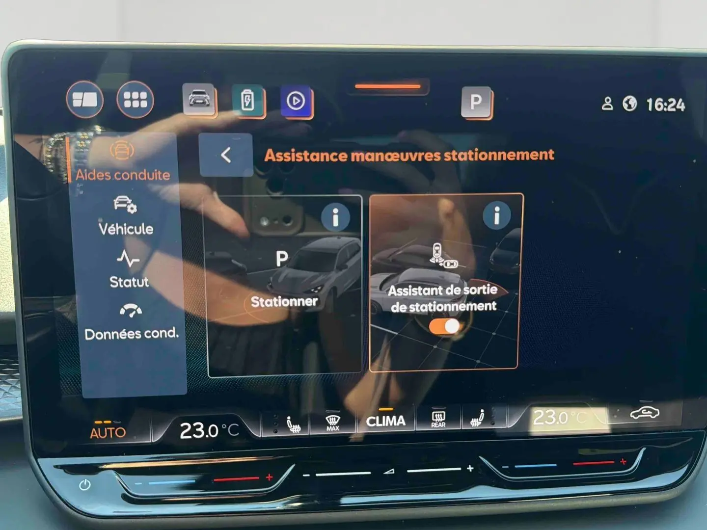 Écran tactile HD 12,9 pouces du CUPRA TERRAMAR 1.5 eHybrid affichant l'assistance aux manœuvres de stationnement.