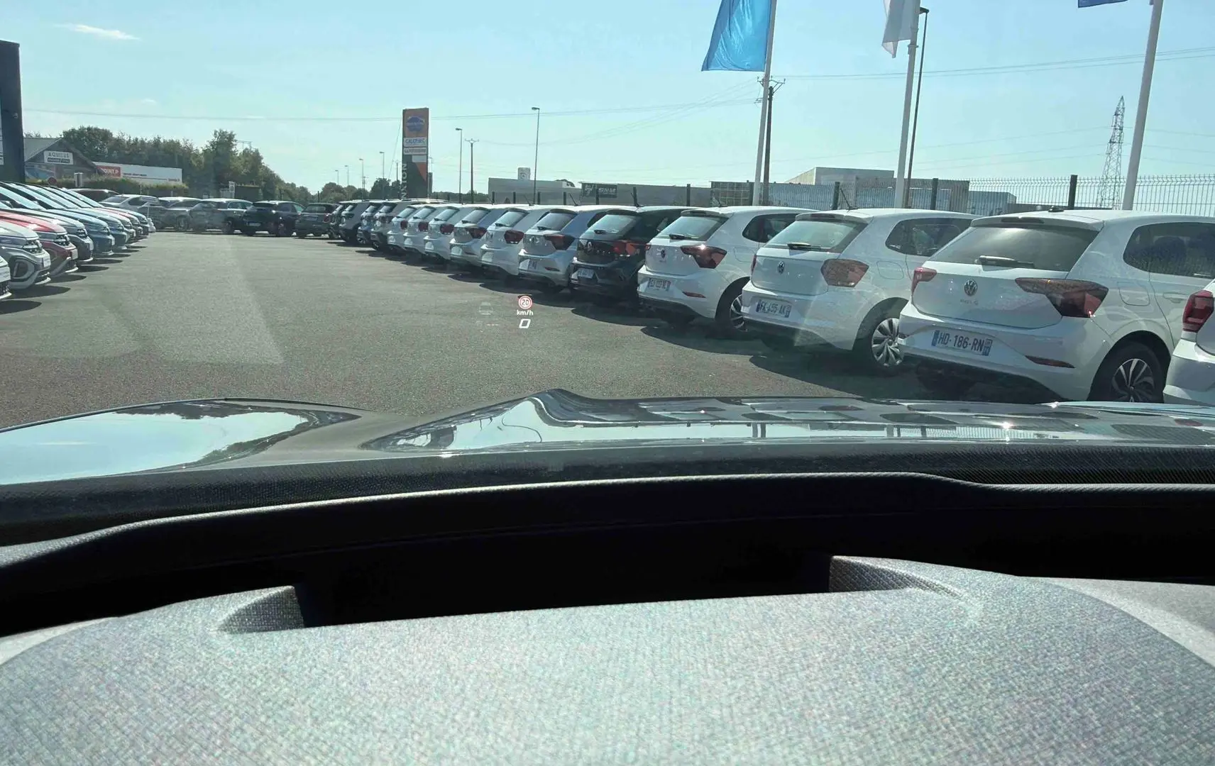 Vue depuis l'habitacle d'une CUPRA TERRAMAR grise, avec affichage tête haute visible sur le pare-brise.
