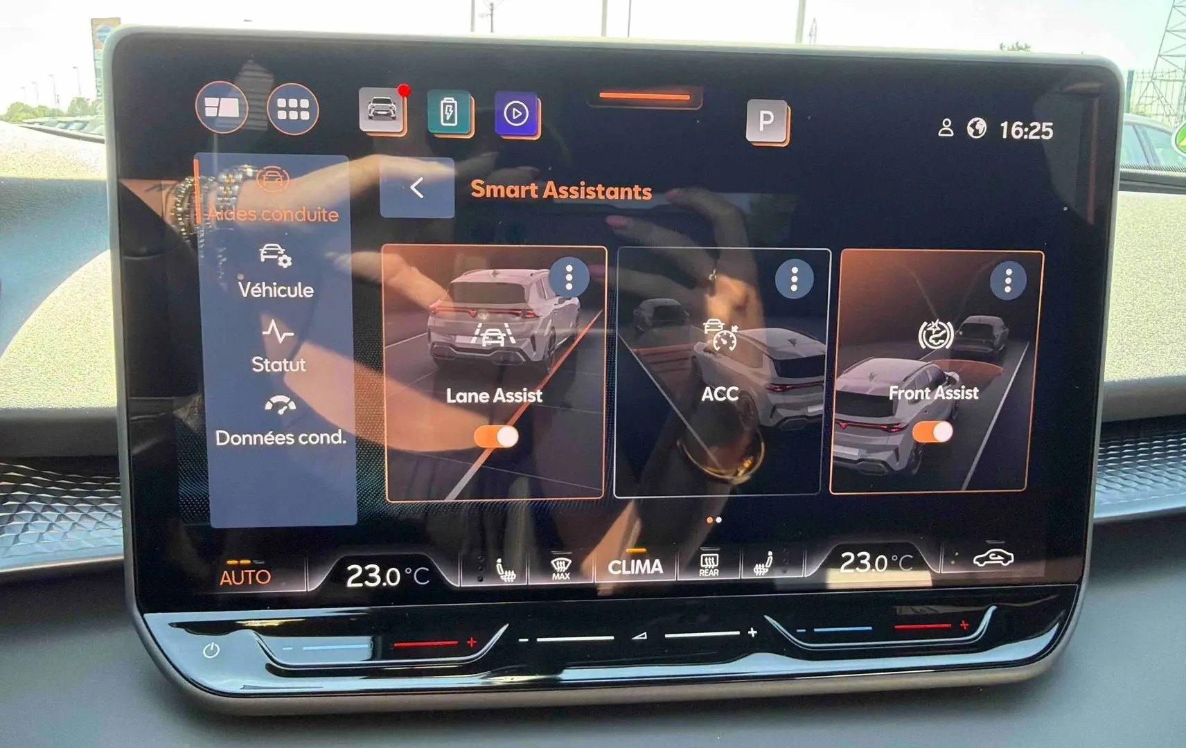 Écran tactile HD 12,9 pouces du système d’info-divertissement du CUPRA TERRAMAR 2025 affichant les assistants de conduite.