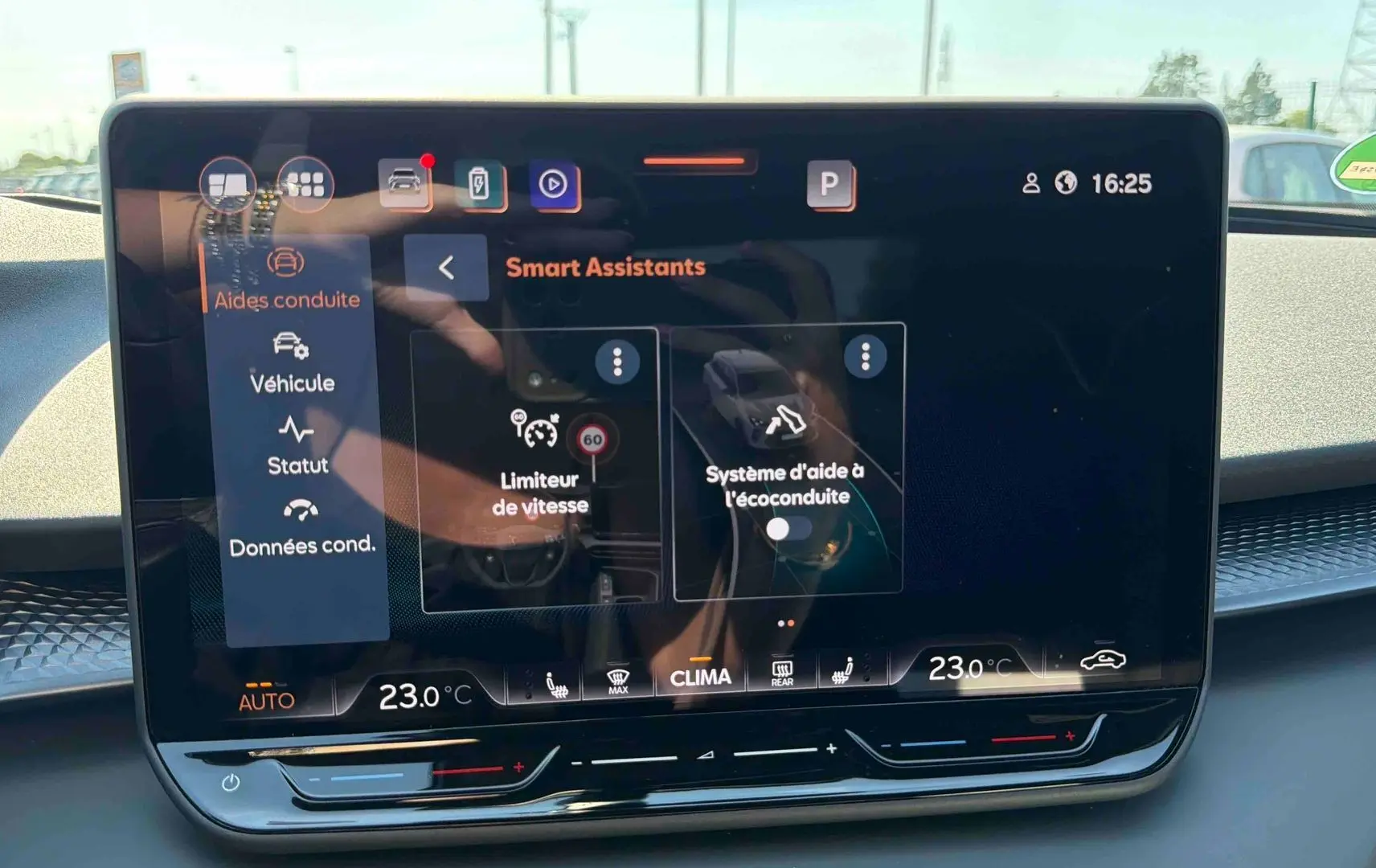 Écran tactile HD 12,9 pouces du système d’info-divertissement du CUPRA Terramar 2025 affichant les assistants de conduite.
