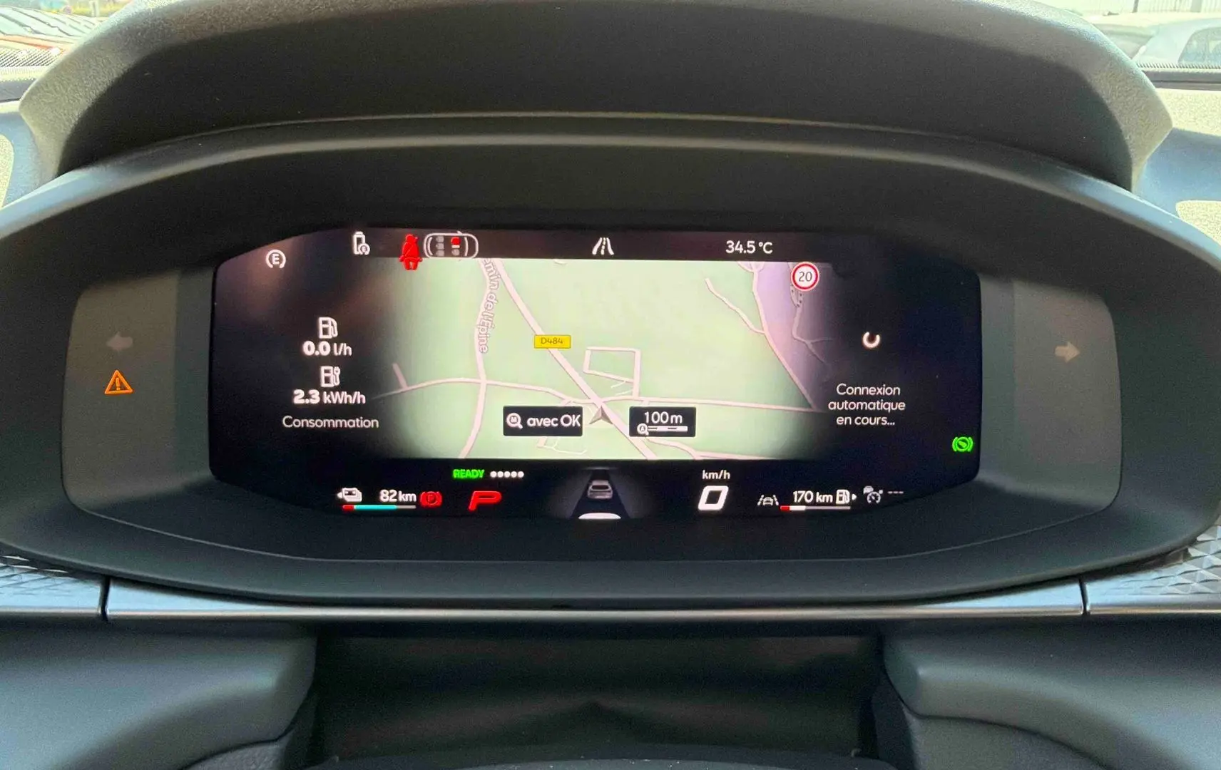 Affichage numérique du tableau de bord de la CUPRA Terramar 1.5 eHybrid, avec navigation et informations de conduite.
