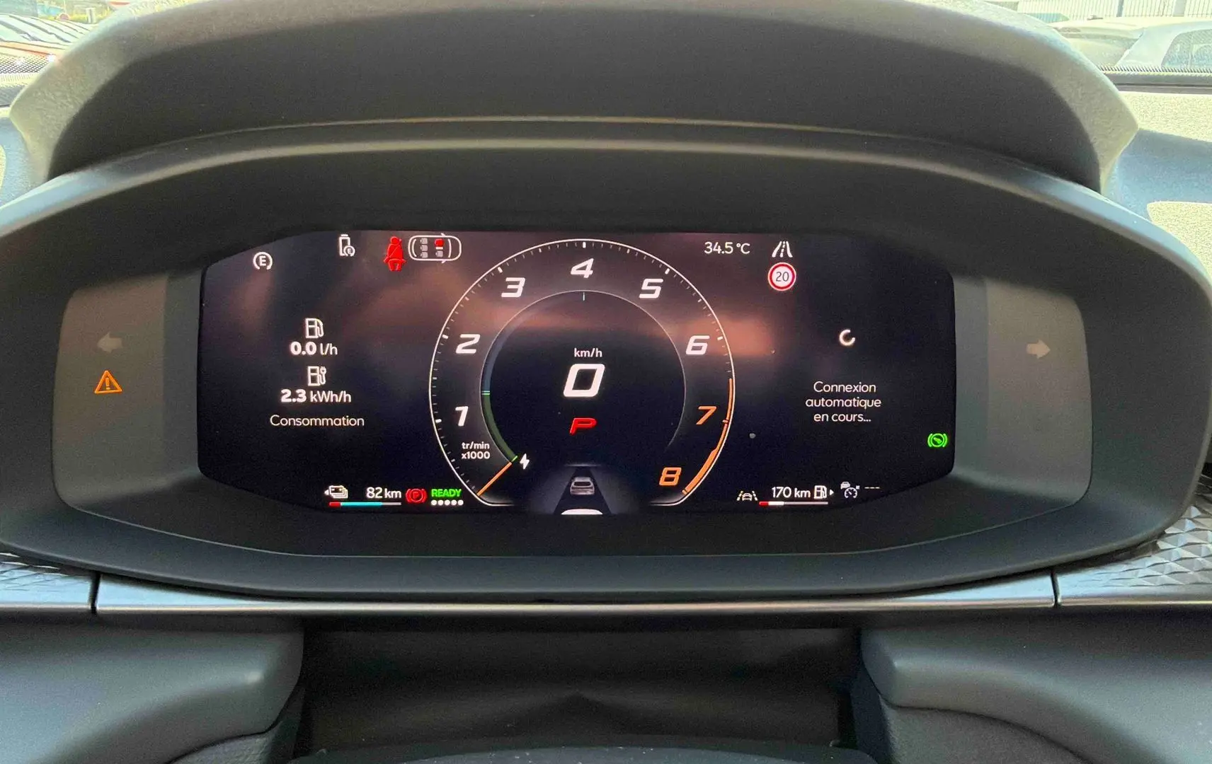 Affichage numérique du tableau de bord de la CUPRA TERRAMAR 1.5 eHybrid, avec compte-tours et informations de conduite.