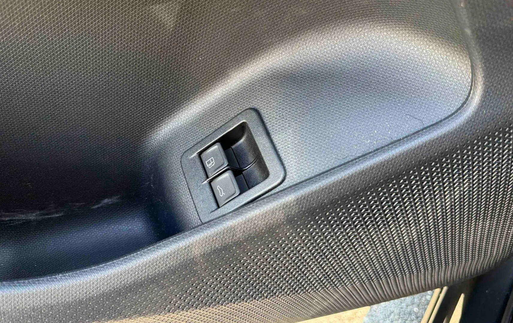 Gros plan sur les commandes de la porte intérieure noire du côté gauche du CUPRA Terramar 2025.