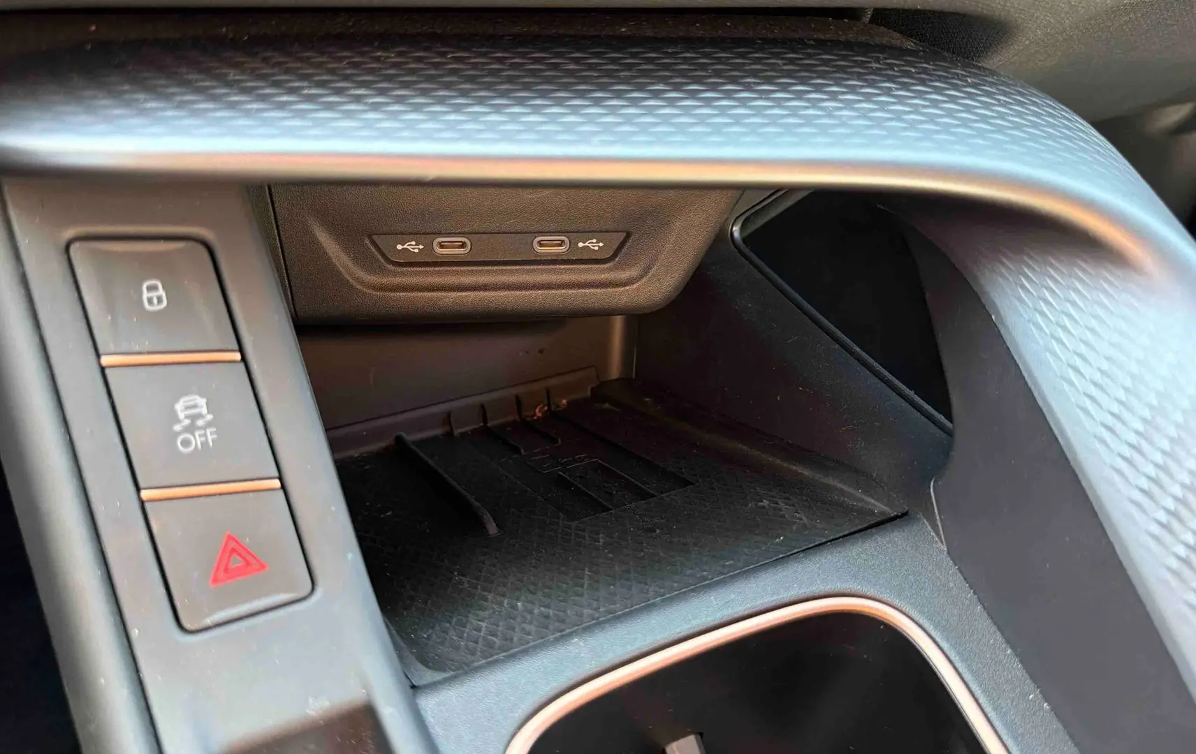Détail de la console centrale du CUPRA TERRAMAR 2025 gris, montrant les ports USB-C et les boutons de sécurité.