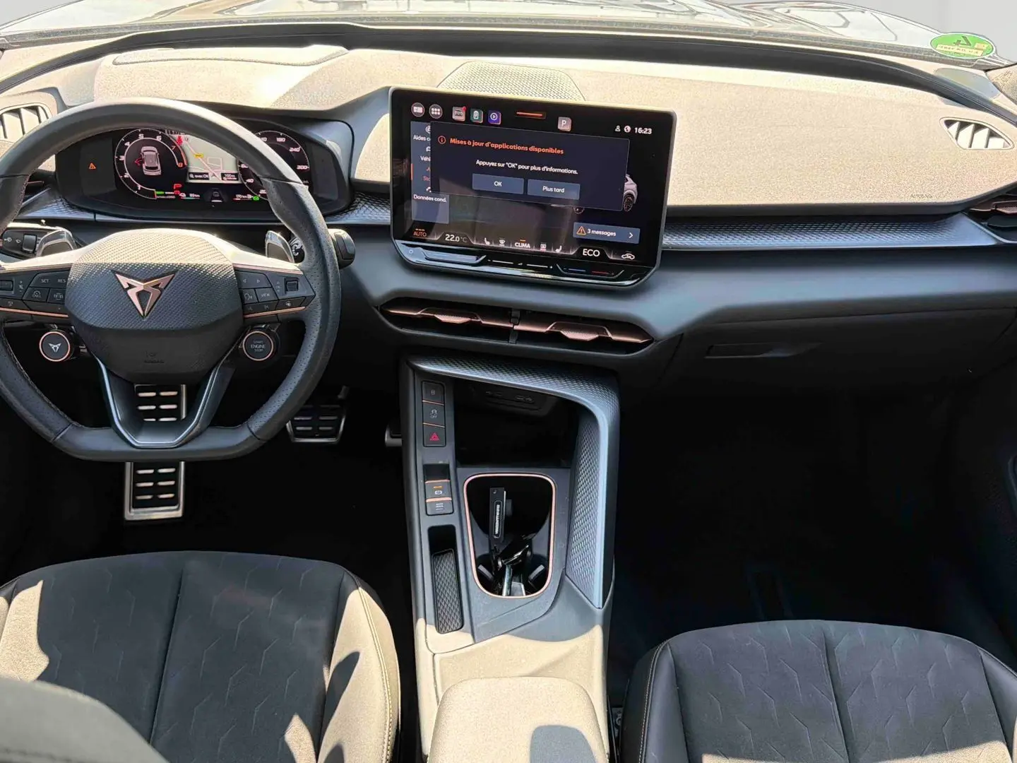 Vue intérieure avant du CUPRA TERRAMAR 2025, tableau de bord et volant cuir multifonction avec écran tactile central.